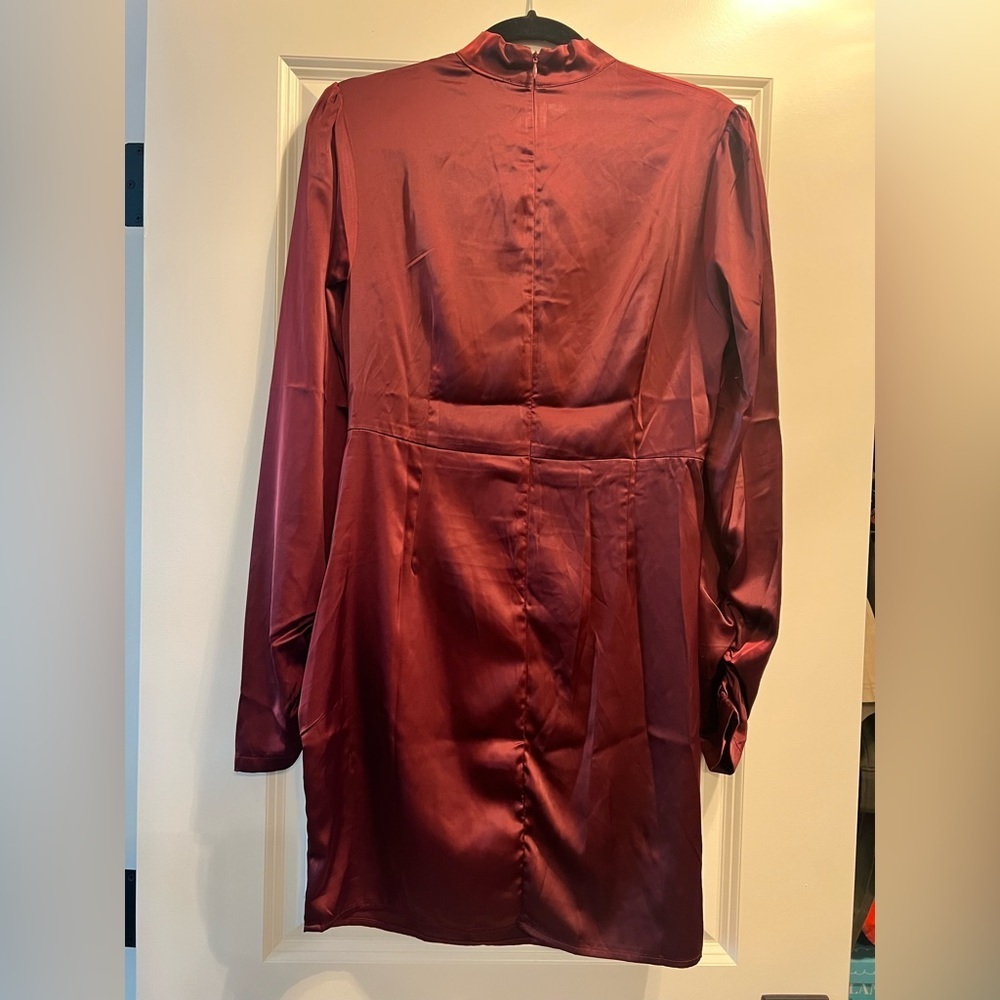 🤩 EUC Fashion Nova Burgundy satin party dress Size Large - Picture 3 of 3